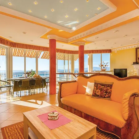 5 Bedroom Gorgeous In Dom wakacyjny Jadranovo