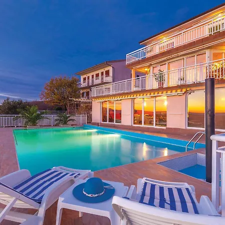 5 Bedroom Gorgeous In Сasa de vacaciones Jadranovo